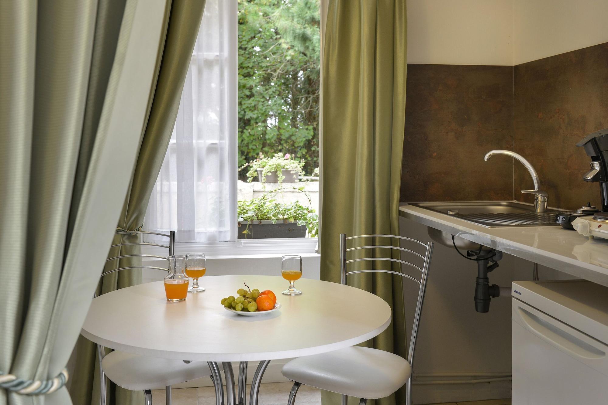 Logis Manoir De La Giraudiere Beaumont-en-Véron Eksteriør bilde